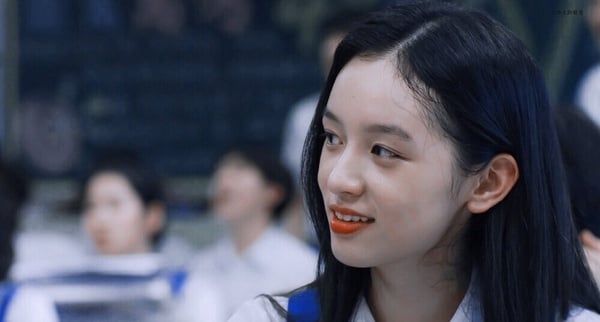 許多人都覺得周也很適合演惡女，她的外型自帶一種冷感，剛出道時，周也在電影《少年的你》飾演霸凌周冬雨的惡女「魏萊」，當時很讓人驚豔呢！周也把這個角色演得淋漓盡致，壞得很可惡，演出了笑意不達眼底的樣子，但周也又長得太美，讓人無法徹底討厭。
