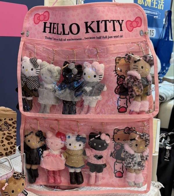 7-11三麗鷗「長腿KITTY」集點！ 15cm絨毛吊飾、刺繡購物袋組、壓克力髮夾等50款一次看