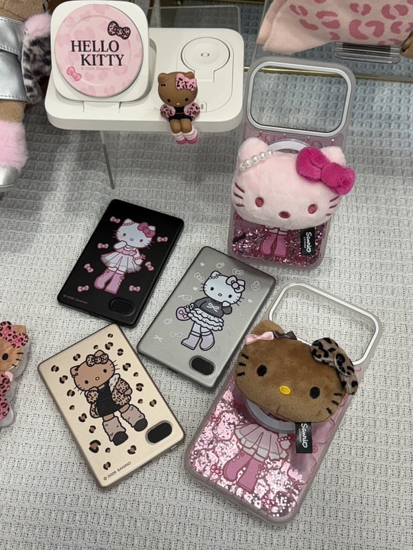 7-11三麗鷗「長腿KITTY」集點！ 15cm絨毛吊飾、刺繡購物袋組、壓克力髮夾等50款一次看