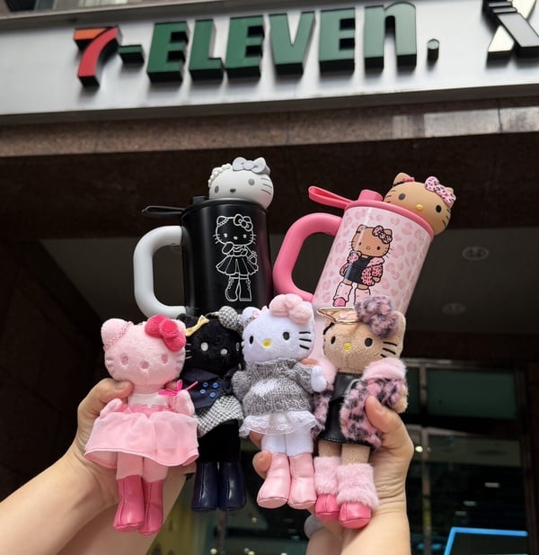 7-11三麗鷗「長腿KITTY」集點！ 15cm絨毛吊飾、刺繡購物袋組、壓克力髮夾等50款一次看