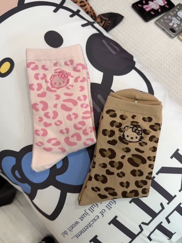 7-11三麗鷗「長腿KITTY」集點！ 15cm絨毛吊飾、刺繡購物袋組、壓克力髮夾等50款一次看