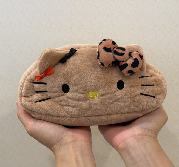 7-11三麗鷗「長腿KITTY」集點！ 15cm絨毛吊飾、刺繡購物袋組、壓克力髮夾等50款一次看