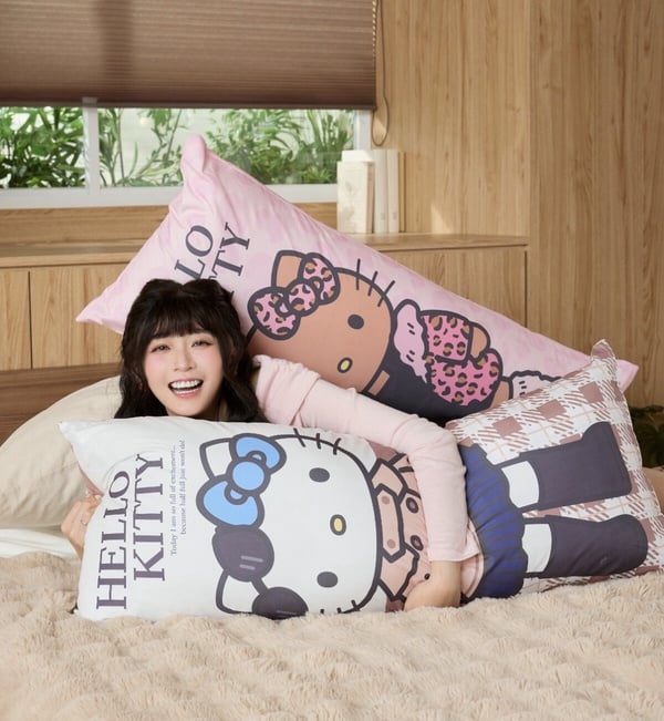 7-11三麗鷗「長腿KITTY」集點！ 15cm絨毛吊飾、刺繡購物袋組、壓克力髮夾等50款一次看