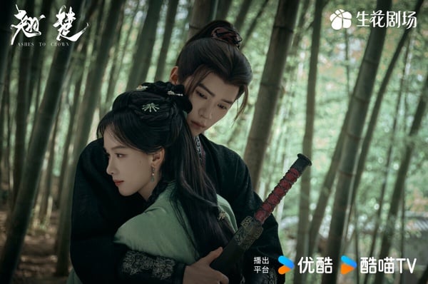 《翹楚》是2026Netflix的強檔古裝劇，找來《雁回時》陳都靈和《江湖夜雨十年燈》周翊然搭檔，是大家愛看的重生大女主復仇劇。劇情節奏飛快，第一集鋪墊女主的悲慘前世，第二集女主開始籌謀復仇。不過《翹楚》滿可惜，這其實是個磅礡的故事，可惜劇版為了加快節奏，很多細節都不能深思。