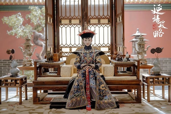 《延禧攻略》是宮鬥劇中的爽劇，節奏快、劇情轉折精彩，每集都有爆點，完全沒在浪費觀眾時間。雖然也有人詬病女主角魏瓔珞的光環實在太強大了，料事如神、一擊必中，後宮嬪妃沒人是她的對手，但《延禧攻略》整體劇情不會很降智，劇本在爽感和邏輯之間有達到平衡，看魏瓔珞一路逆襲上位，智鬥惡人，真的很痛快！