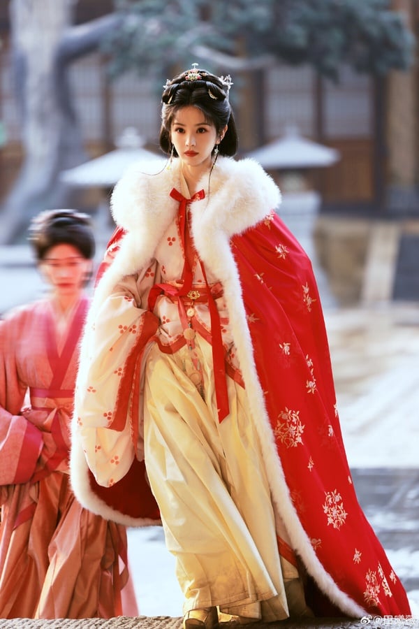 本來以為田曦薇在《逐玉》已經夠美了，沒想到田曦薇在新劇《嫁金釵》美度更勝《逐玉》！《嫁金釵》是宅鬥劇，講是底層夜香婦阿醜，為惡女千金代嫁的故事，劇情評價一般，但田曦薇的古裝造型是真的好看！