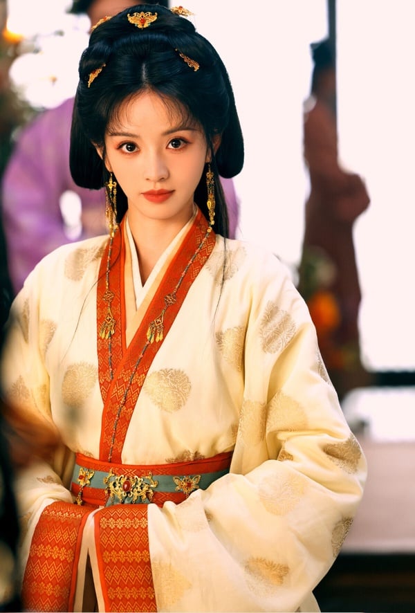 本來以為田曦薇在《逐玉》已經夠美了，沒想到田曦薇在新劇《嫁金釵》美度更勝《逐玉》！《嫁金釵》是宅鬥劇，講是底層夜香婦阿醜，為惡女千金代嫁的故事，劇情評價一般，但田曦薇的古裝造型是真的好看！