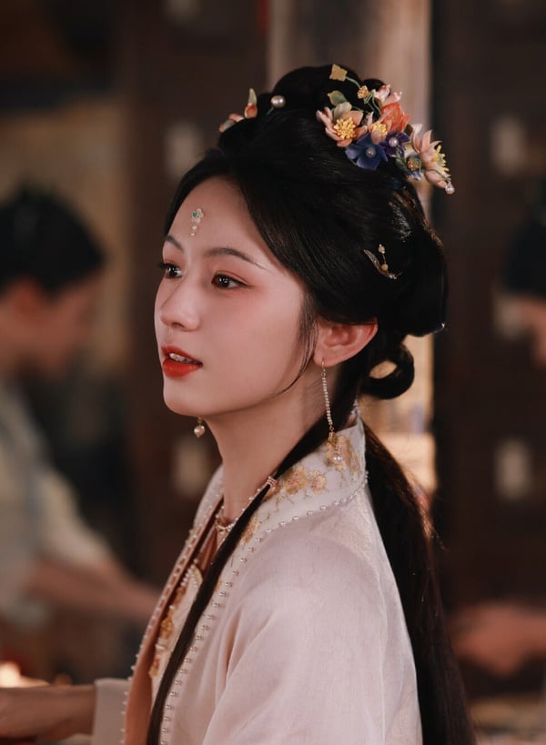 《一甌春》周也飾演的謝清圓是個逆襲歸來的女主，她少年喪母，孤身無依，在此期間結識遭遇變故、落魄潦倒的沈潤，二人相互扶持。成年後謝清圓回到謝家，一心要查清母親冤死的真相，為母親報仇，更幫助沈潤挫敗奸人陰謀，母親的冤案最終得以昭雪。