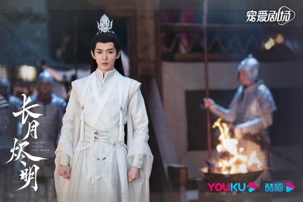 《長月燼明》每個演員都有多重角色身分，鄧為飾演的蕭凜是盛國六皇子，是心懷天下、為國為民的將軍。性格風光霽月、沉著溫柔，這個角色和《長相思》塗山璟有相似之處，鄧為詮釋得很到位。