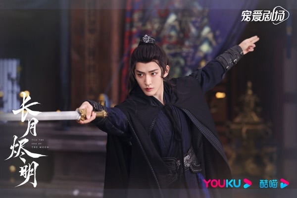 《長月燼明》每個演員都有多重角色身分，鄧為飾演的蕭凜是盛國六皇子，是心懷天下、為國為民的將軍。性格風光霽月、沉著溫柔，這個角色和《長相思》塗山璟有相似之處，鄧為詮釋得很到位。