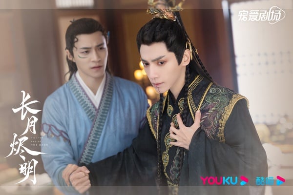 《長月燼明》羅雲熙的演繹也很經典！羅雲熙飾演的澹台燼是景國三王子，天生邪骨、沒有情絲，幼年被送往盛國為質子，受盡欺淩，性格冷血偏執，之後在黎蘇蘇的溫暖下逐漸生出情絲。這是個霸道瘋批的角色，卻也讓人無比心疼。