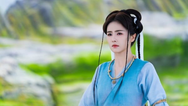 白鹿在《長月燼明》、《臨江仙》都曾一人分飾多角，演技都挺獲好評，比較近期的是《臨江仙》。《臨江仙》白鹿初登場是堅韌樂觀的李青月，後被捲入仙魔紛爭，更發現自己是四靈仙尊花如月的轉世。