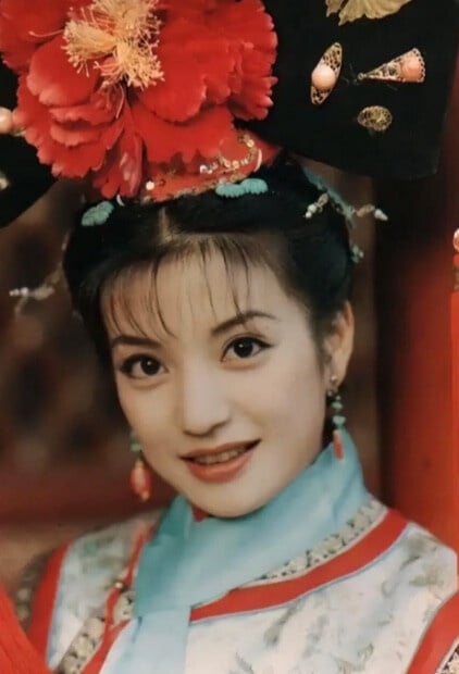 趙薇近年遭到封殺所以銷聲匿跡，但她還是很多人心中難忘的女演員。雖然近年提到美女，大家都會先想到同劇的范冰冰，但趙薇完全也是一位美女啊！