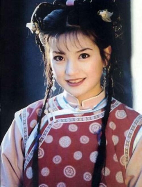 趙薇近年遭到封殺所以銷聲匿跡，但她還是很多人心中難忘的女演員。雖然近年提到美女，大家都會先想到同劇的范冰冰，但趙薇完全也是一位美女啊！