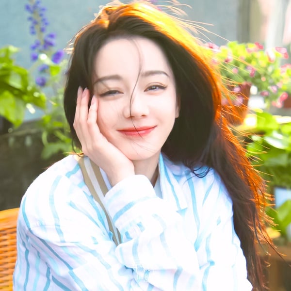迪麗熱巴有多美相信不用小編多說了吧～她真正是老天賞飯吃的頂級美人，天生就要當明星的。迪麗熱巴是典型的「濃顏美人」，五官立體鮮明，再加上因為是新疆少數民族，因此她的美帶著一種「異域感」，五官非常漂亮，美豔卻豔而不俗。