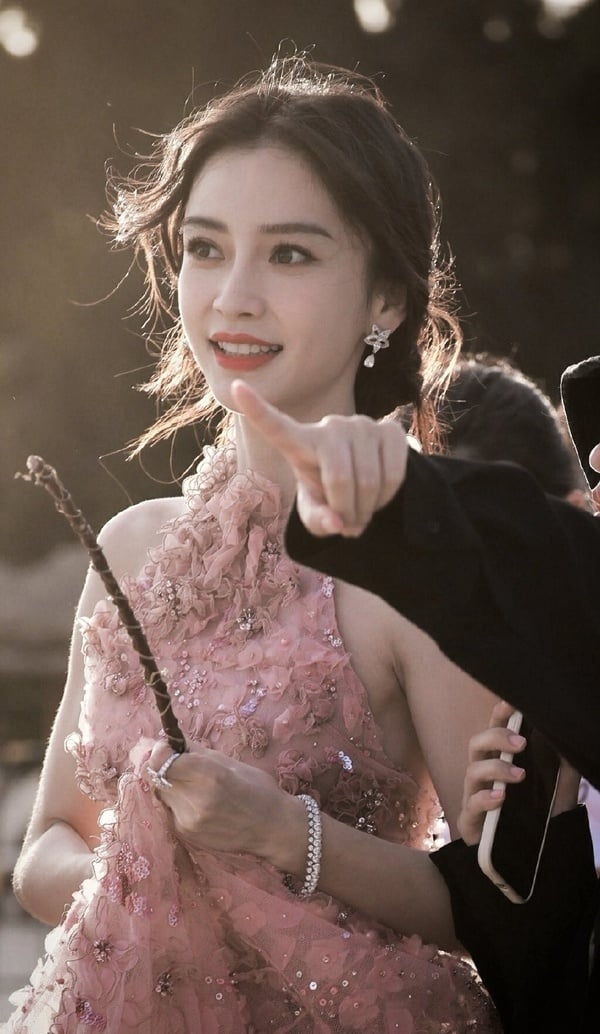 你可以批評楊穎的演技，但真的無法攻擊她的顏值。網友對於楊穎的顏值也是服氣的，楊穎是中德混血，早期在香港當模特兒時期，她的混血感比較重，那時就因為出色的美貌而小有名氣。後來轉往中國發展，又因為超美的高顏值而越來越紅，真的是光靠臉也可以吃飯的長相。