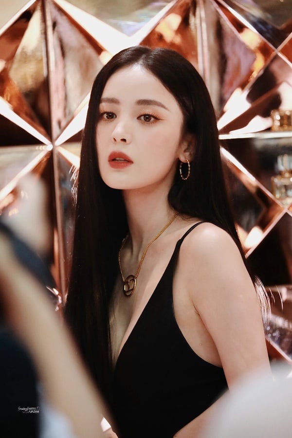古力娜扎也是公認的美人啊！古力娜扎和迪麗熱巴一樣，都是來自新疆維吾爾族的美人，同樣是五官鋒利強烈、混血感強，大家公認的大美女！