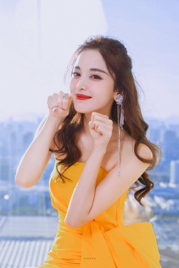 古力娜扎也是公認的美人啊！古力娜扎和迪麗熱巴一樣，都是來自新疆維吾爾族的美人，同樣是五官鋒利強烈、混血感強，大家公認的大美女！