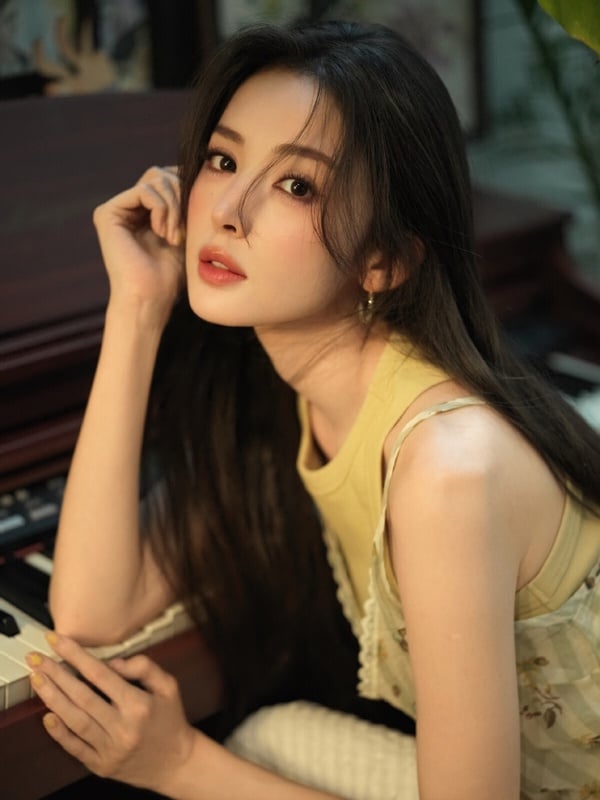 古力娜扎也是公認的美人啊！古力娜扎和迪麗熱巴一樣，都是來自新疆維吾爾族的美人，同樣是五官鋒利強烈、混血感強，大家公認的大美女！