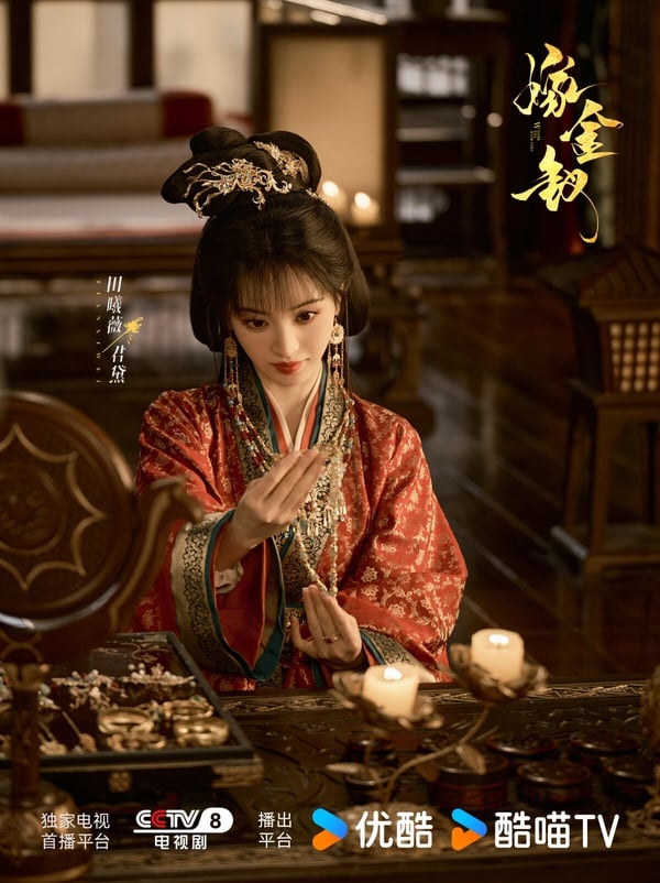 田曦薇主演的《嫁金釵》是近期最火的陸劇，這是宅鬥劇，底層少女代替瘋批惡女代嫁的逆襲故事。《嫁金釵》劇情節奏飛快，第一集火速立住千金「魏嬈」的惡女人設，接著各種陷害、宅鬥的賞巴掌手段。雖然許多網友認為《嫁金釵》劇情不能深思，但爽度是足的，許多觀眾一點開都欲罷不能，忍不住想一直追。
