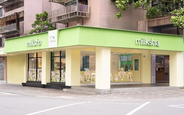 迷客夏首間全球示範店登場！「糖燻奶霜」新上市， 娜杯系列現折10元、送迷客夏托特包