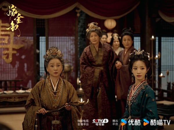 田曦薇主演的《嫁金釵》最近開分了，豆瓣評分7.0，比6.4分的《逐玉》還高分，《嫁金釵》口碑很不錯呢！而《嫁金釵》雖然熱播期還沒結束，但集均播放量有衝破3000萬大關，收視開出紅盤，是2026年度熱門陸劇之一。《嫁金釵》是宅鬥劇，底層少女代替瘋批惡女代嫁的逆襲故事。劇情節奏飛快，雖然許多網友認為《嫁金釵》劇情不能深思，但爽度是足的，會讓人忍不住想一直追。