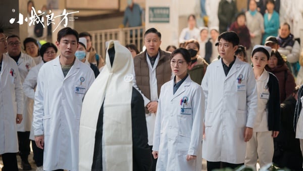 《小城良方》5大劇情看點、角色、評價：肖戰再穿白袍演天才醫生，搭姜妍上演歡喜冤家