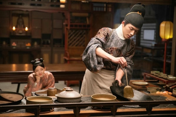 《珍饈記》被稱為「低配版尚食」，這是王星越以《墨雨雲間》走紅之前的作品，它沿用了《尚食》的服裝設計、場景道具，不過《珍饈記》豆瓣評分達6.8分，勝過《尚食》呢！只是千萬別把它當古裝正劇來看，《珍饈記》就是一部輕鬆撒糖的小甜劇，沒什麼故事邏輯，搞笑元素不少，但很輕鬆有趣。