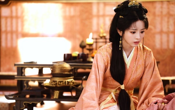 田曦薇默默累積了不少高分劇呢！早年主演的青春劇《如此可愛的我們》，以及今年的懸疑劇《低智商犯罪》豆瓣評分都突破8分大關。古裝劇部分，最近的《嫁金釵》以及和白敬亭的《卿卿日常》衝破了7分。