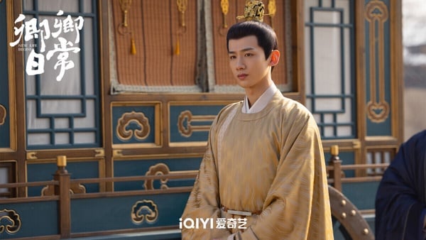 田曦薇近年推出多部古裝劇，其中和白敬亭合作的《卿卿日常》，好評更勝《嫁金釵》和《逐玉》！《卿卿日常》高糖輕鬆，節奏很剛好，不會拖戲。該劇改編自小說《清穿日常》，原著其實是有點壓抑的穿越故事，劇版大改，卻改編得不錯！雖然是小甜劇，但不無腦，追一集就會火速入坑。