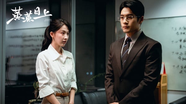 《蒸蒸日上》是最近讓許多觀眾驚喜的陸劇，這部劇豆瓣開出7.8分，比《嫁金釵》還高。這是一部律政劇，講述律師蕭龍女離開了光鮮的頭部泓湖律所，開起一間草根律所，和一群並不完美的夥伴組成搭檔，處理鄰里矛盾、勞務糾紛、家事爭議等民生案件。