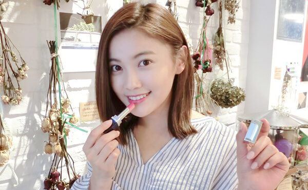 《VERY GOOD CAFE》美照新玩法!「高顏值地點」+「花卉美顏」組合,佔光手機記憶體