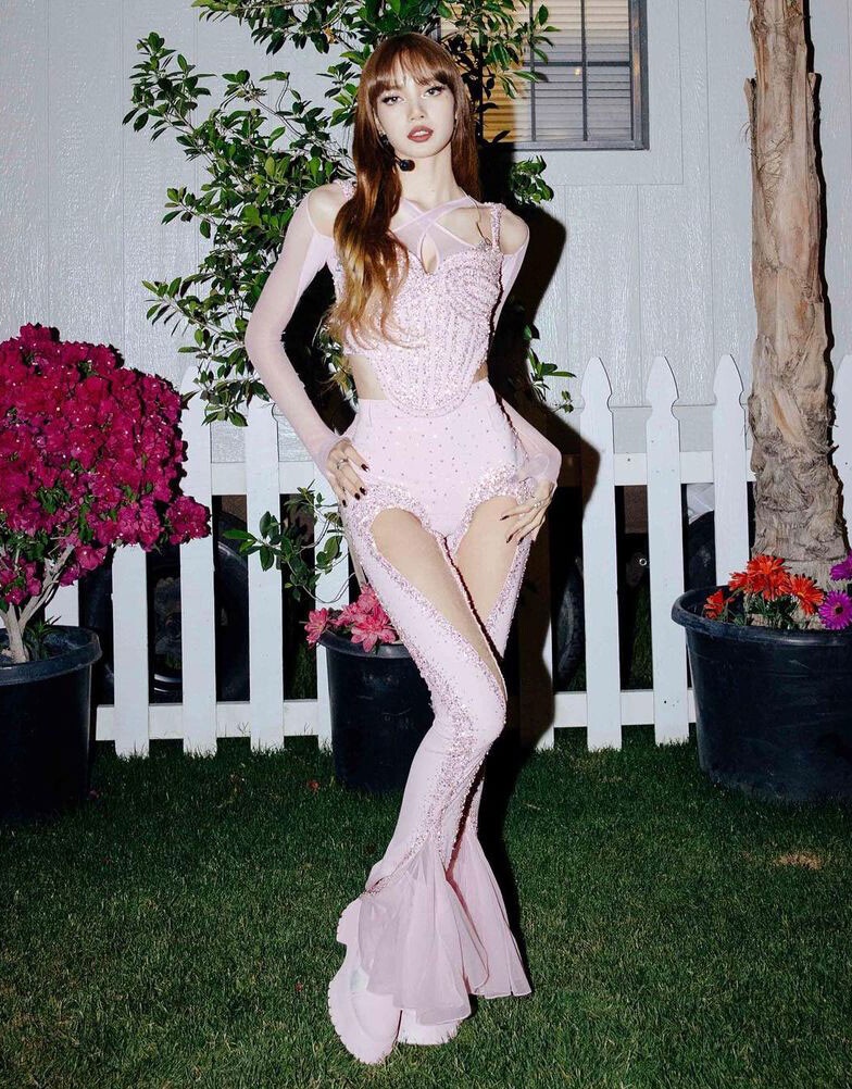 BLACKPINK Lisa同款!用嬌蘭24K純金粉底打造「珠寶千金妝」,完美金緻光澤成全球焦點