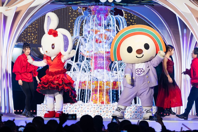 巴塞隆納夢幻噴泉聖誕樹降臨信義區!統一時代百貨、高雄夢時代齊點燈,繽紛光雕超好拍