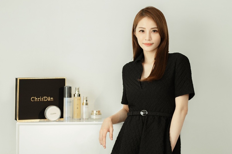 追逐光不如成為光!「30而你」成為喜歡的自己,克莉絲丹NO.1定妝蜜粉開啟柔霧光濾鏡!