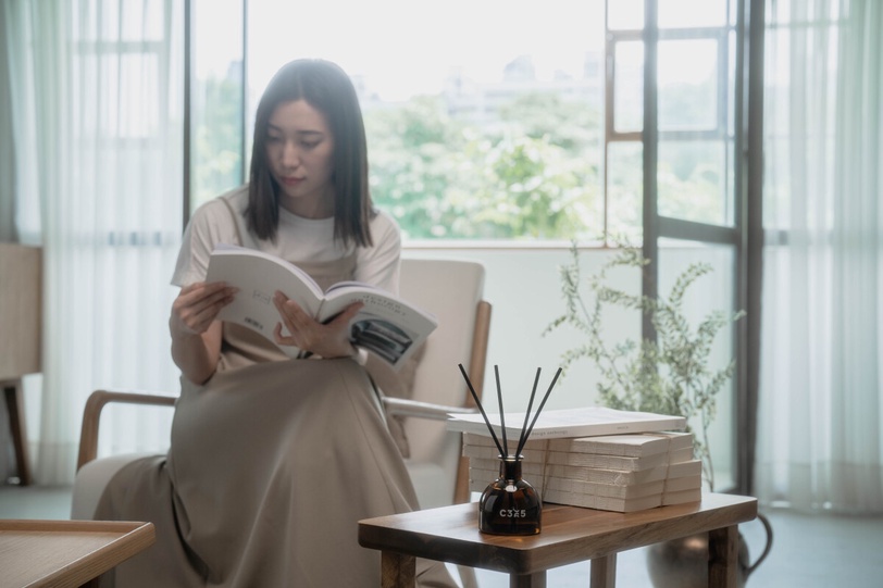 人氣文創品牌「讀曆書店」將療癒文字轉化為香氣，推出《C365香氛選集》2款限量擴香