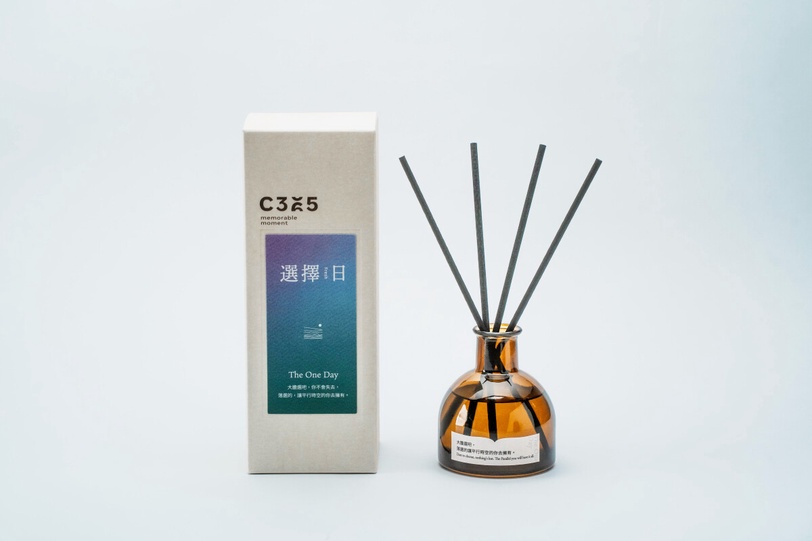 人氣文創品牌「讀曆書店」將療癒文字轉化為香氣，推出《C365香氛選集》2款限量擴香