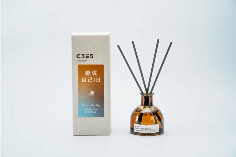 人氣文創品牌「讀曆書店」將療癒文字轉化為香氣，推出《C365香氛選集》2款限量擴香