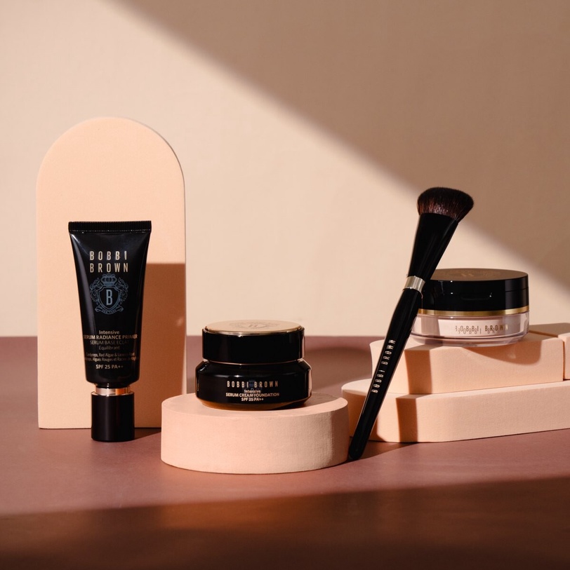 蟲草底妝上熱搜！Bobbi Brown市佔No.1「女王粉霜」加冕肌膚奢亮光圈，聯名快閃店登場