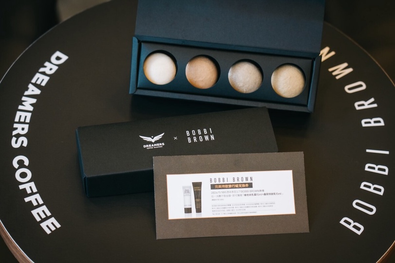 週末打卡大熱門！Bobbi Brown x DREAMERS聯名打造奢華「女王下午茶」，IG滑出一片愛心