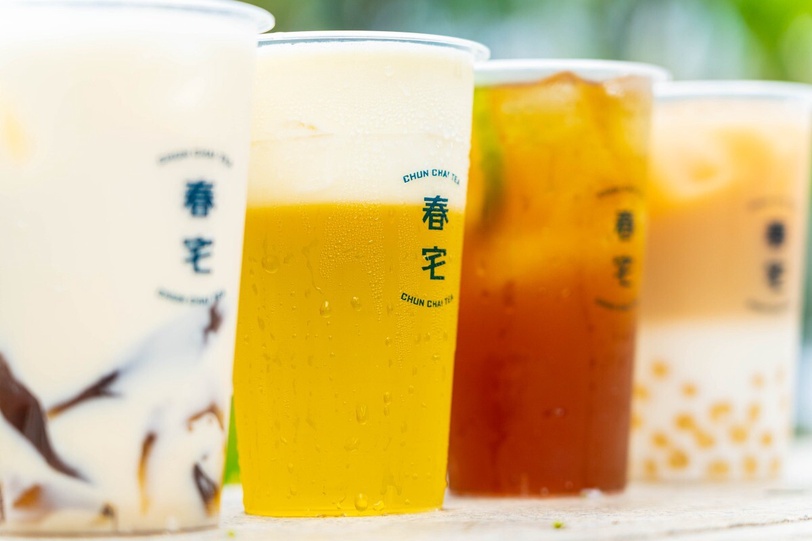 台中最夯手搖品牌「春宅」新店+1！全台首創大麥凍、茶奶酪必喝TOP3滿額送超萌拒馬吊飾