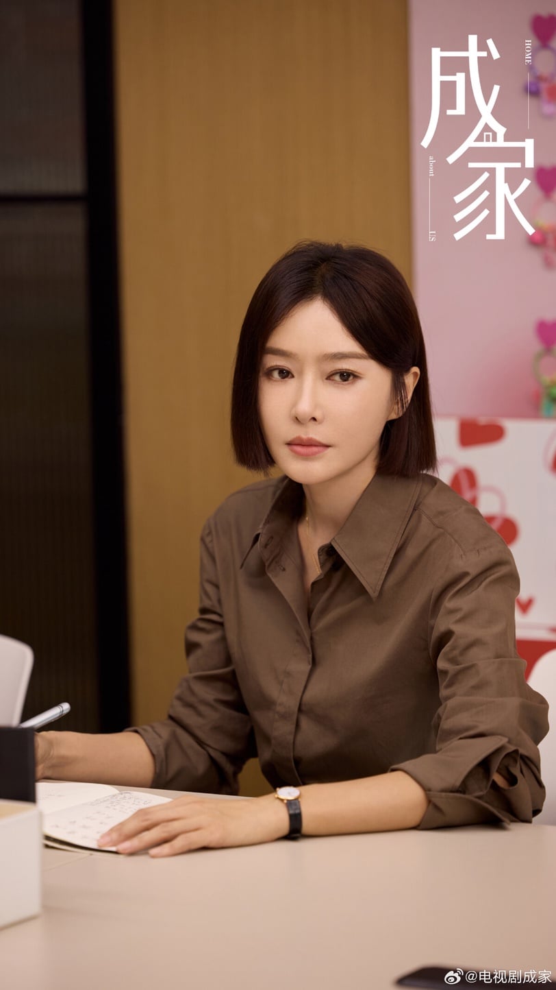 秦嵐《成家》是孫儷那部《安家》的同班底打造，《安家》賣房子，《成家》是婚姻仲介，劇情都很寫實。在《成家》可以看到很多奇葩的相親對象，像是相親還要媽媽把控的媽寶男、時間管理大師花心男、只剩一張嘴的畫餅男，人物鮮活立體，每個角色都很有意思，很適合下飯追！