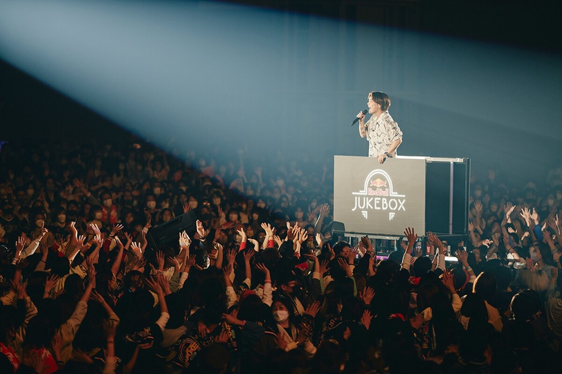 ØZI唱什麼你來控！Red Bull Jukebox 點唱機演唱會首登台，100%由粉絲決定歌單、歌手