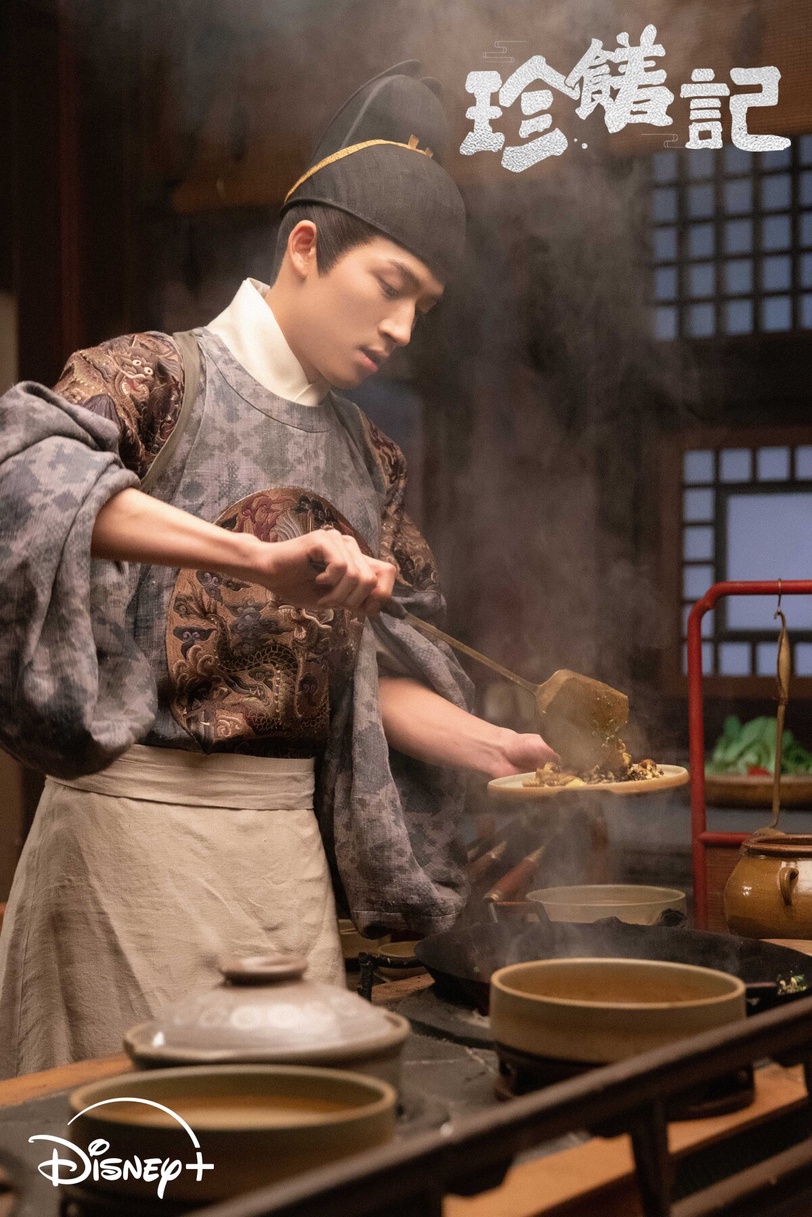 王星越是近年以《墨雨雲間》新竄起的古裝男神，不少劇迷也回頭去追王星越成名以前的作品，其中最廣受好評的就是《珍饈記》啦！這是一部以「中華美食」為主題的古裝劇，題材很特別，小成本製作，但在沒有流量明星主演的情況下，《珍饈記》卻衝出高度好評！愛情線高糖甜蜜，美食拍得引人入勝，連女主角事業逆襲線都看點滿滿，同樣是Disney+必追好劇！