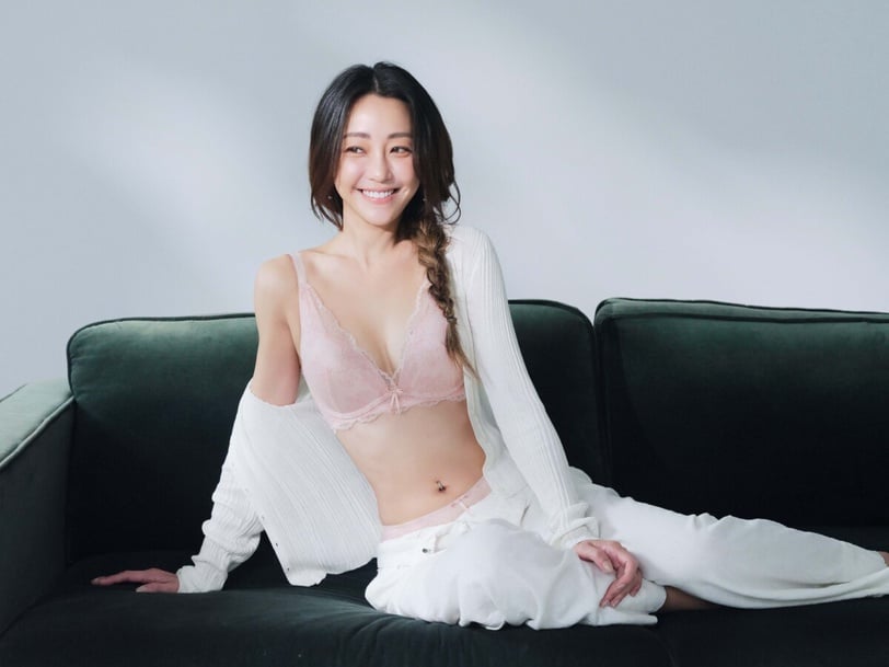 喜歡自己的每一個樣子！謝欣穎用一件內衣＋丹寧套裝，演繹最鬆弛優雅的日常穿搭靈感