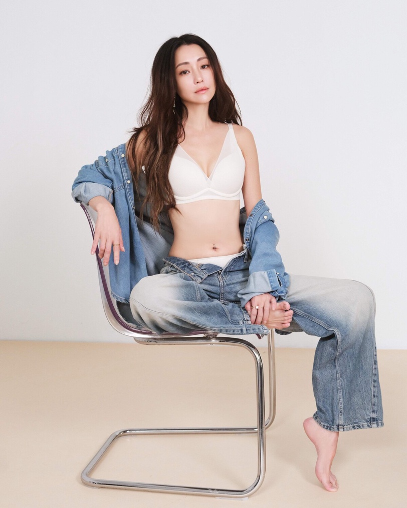 喜歡自己的每一個樣子！謝欣穎用一件內衣＋丹寧套裝，演繹最鬆弛優雅的日常穿搭靈感
