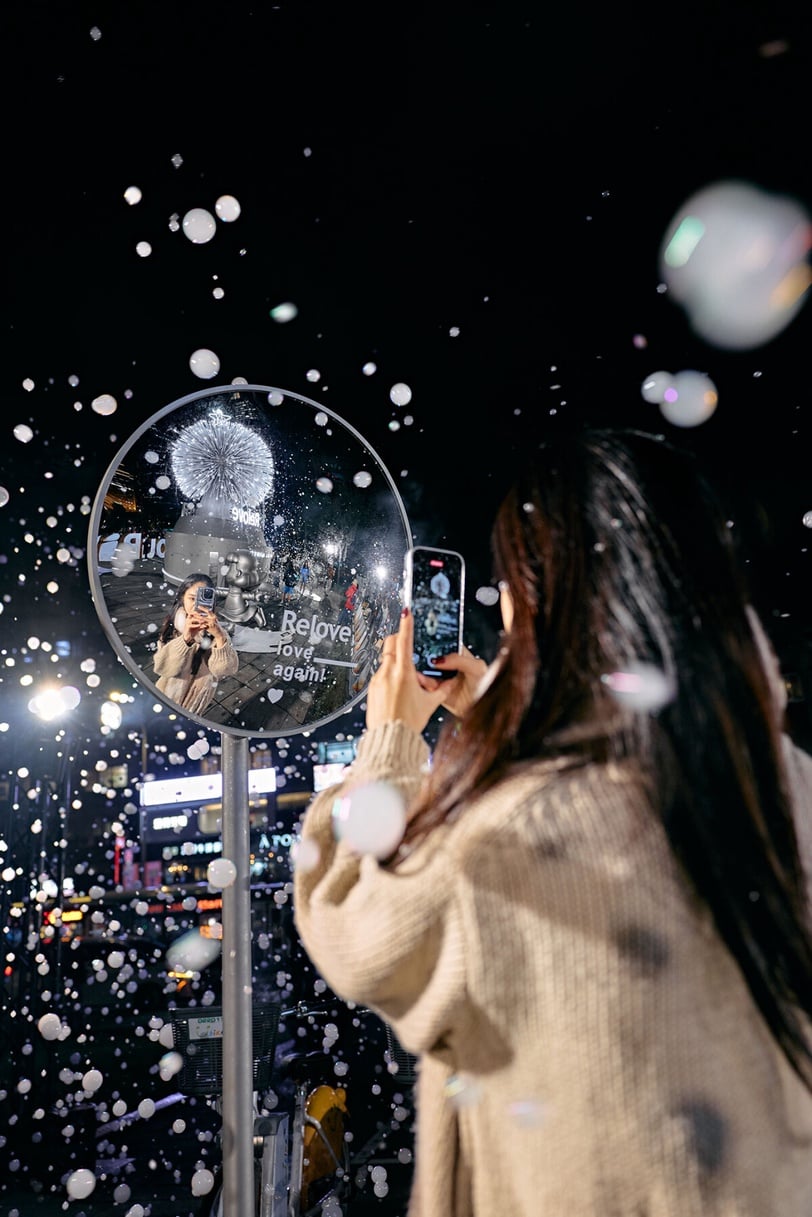 信義區下雪了！Relove《呼吸樹》打造夢幻泡泡雨，成為台北最浪漫聖誕打卡點！