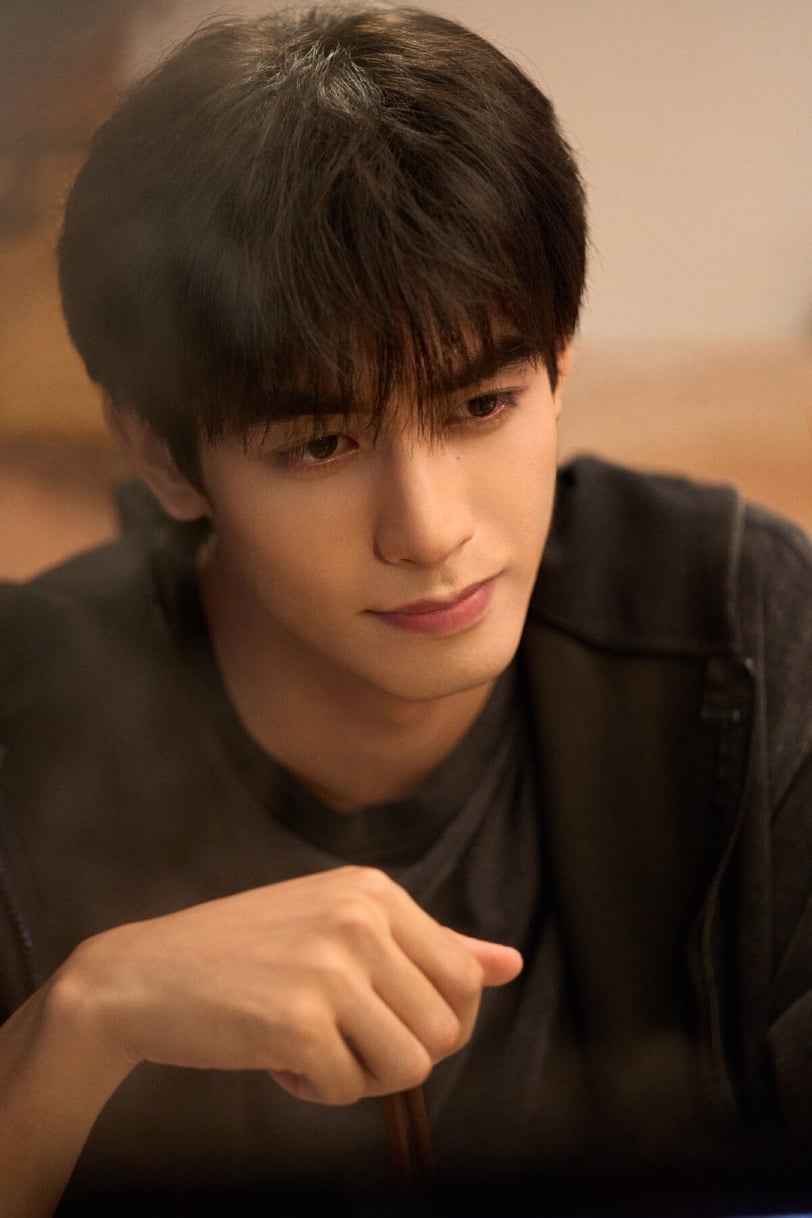 宋威龍最近在《野狗骨頭》帥出新高度啊!《野狗骨頭》是偽兄妹戀,宋威龍扮演狠戾狂痞的陳異,對無血緣關係的妹妹苗靖有滿滿的保護慾。宋威龍在《野狗骨頭》超級蘇,而且導演太會拍了,帥度遠遠超越《驕陽似我》!