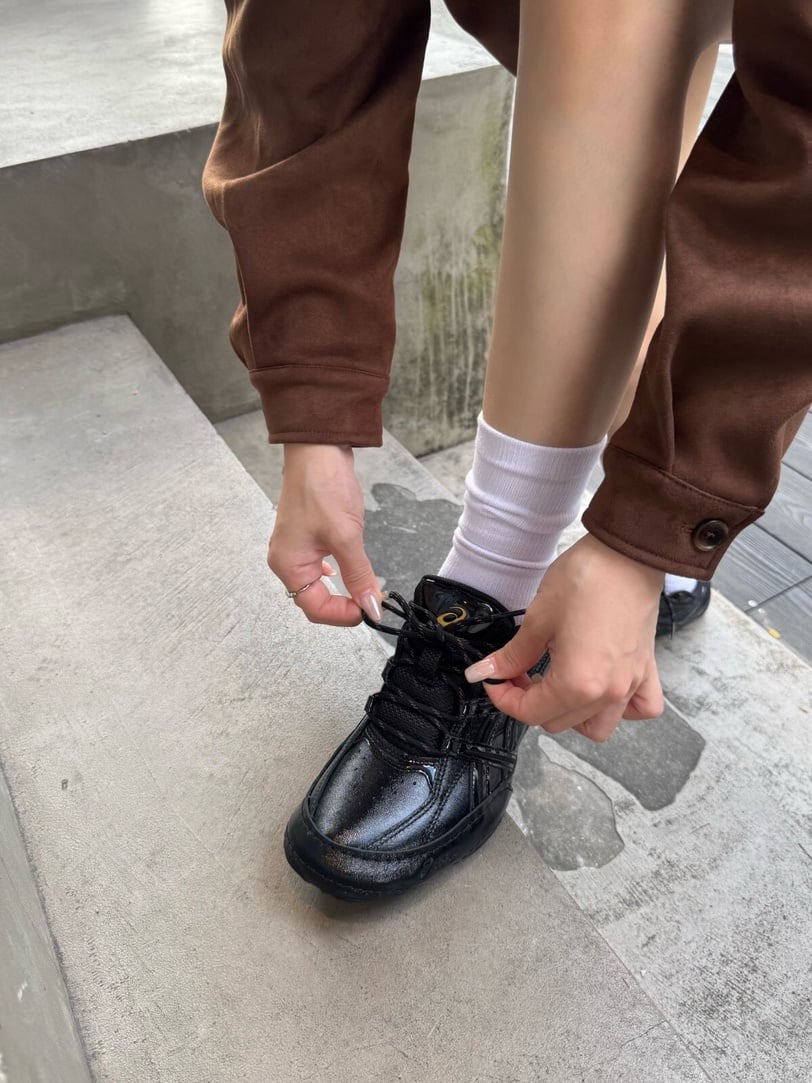 ASICS SPORTSTYLE HYPERSYNC新色太會！「薄底鞋穿搭」漆夜黑&amp;amp;amp;amp;可可棕解鎖秋冬時髦公式