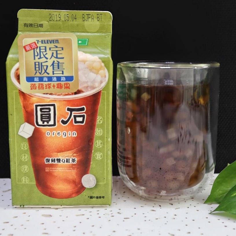 7-11獨家限定!圓石x泰山推出「復刻雙Q紅茶」,加入蒟蒻球及椰果的古早味紅茶,讓人超上癮~